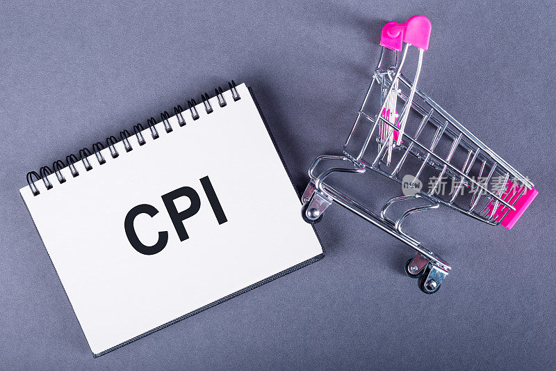 文字CPI -消费者价格指数在记事本旁边的购物车在深灰色的背景。